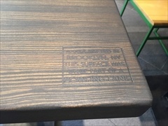 ハンドメイドのテーブルには、ボーリングレーンの廃材が再利用されている