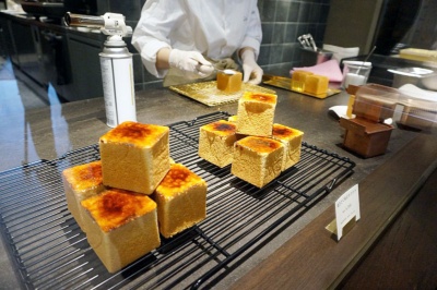 焼きたて東京カステラのカラメリゼは、目の前で仕上げた熱々が食べられる