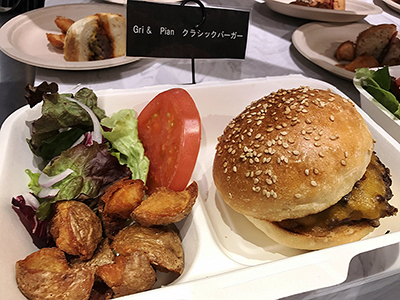 浅野屋のハンバーガーショップ「グリパン」では10時からのランチタイムにグリルサンドを提供。「Gri & Pain クラッシックバーガー」（税込み850円、サラダとポテト付き）