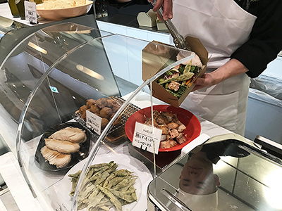 サラダのトッピングは肉料理などメーンになりそうなボリューム。トッピングだけをオーダーすることも可能