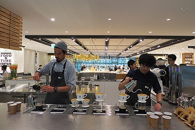 国内6号店となるサードウエーブコーヒー「ブルーボトルコーヒー」が「過ごす」ゾーンにオープン