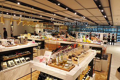 生鮮食品売り場の横にコスメや雑貨、書籍のコーナーがある不思議な光景