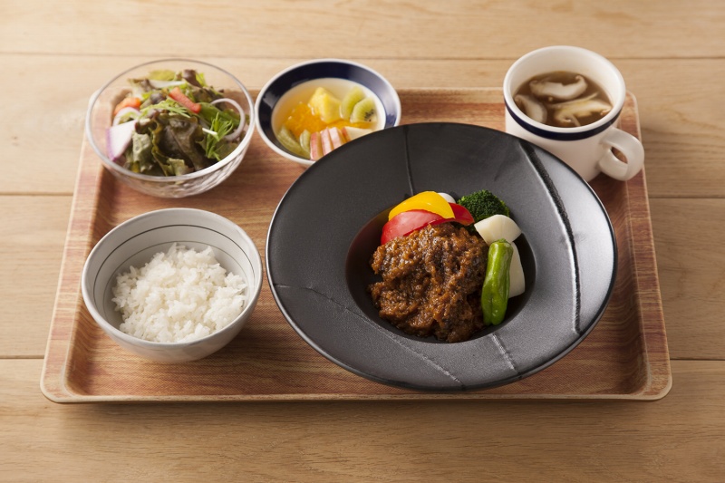 「じっくり煮込んだ香味野菜のビーフシチュー」（1400円）。塩こうじに漬けた牛もも肉を使用している。536kcal、塩分2.7ｇ