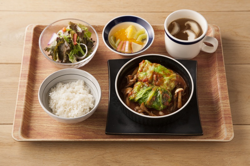 「手作りロールキャベツ ケイジャントマト煮込み」（980円）。タネに豚肉と豆腐を使用。507kcal、塩分3.7ｇ