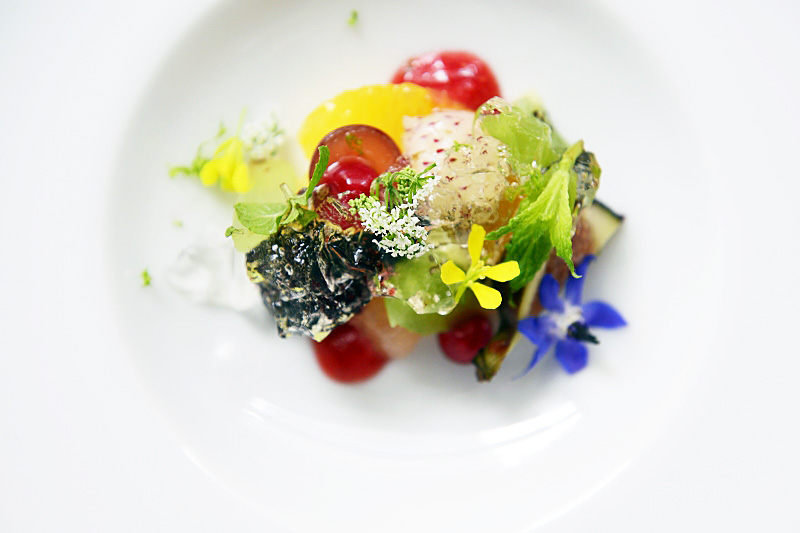 パリで注目される中山豊光シェフの日本初出店の店「RESTAURANT TOYO（レストラン トーヨー）」。懐石料理の美意識を感じさせる繊細なフレンチは女性に受けそう