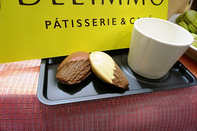 「Patisserie & Cafe DEL'IMMO（パティスリー＆カフェ デリーモ、仮称）」（地下1階）ではフランス「ヴァローナ社」がブラック、ミルク、ホワイトに続く第4のチョコレートとして開発した「ブロンドチョコ」を使ったスイーツを提供