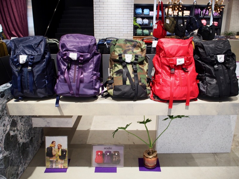 光沢のある高密度ナイロン風生地を使用した 日経クロストレンド