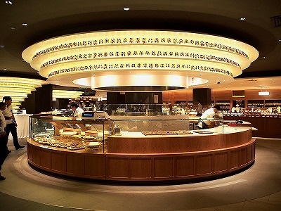 日本の食を提案する地下1階（LGF）は高級感漂うゴージャスで幻想的な内装デザインが印象的