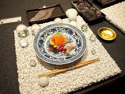 京都の老舗料亭「木乃婦」は現代アートの名和晃平氏との協働によって日本では体験できない懐石料理を用意した