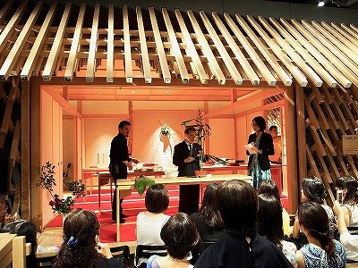 本格的な和室で日本人講師による茶道や華道などを学べる