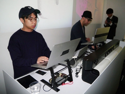 UX Loungeでは、サウンドアーティストの大黒淳一さん（右）とアートディレクターのPATANICさんが、ソニーのプロジェクターやスピーカーを使いながら盛り上げた
