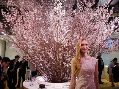 　開店にあわせて、そら植物園の協力を得て、ソニーストア札幌店内に、実物の桜を展示。ひと足早い札幌の春を店内に実現し、札幌の人たちを驚かせてみせた。