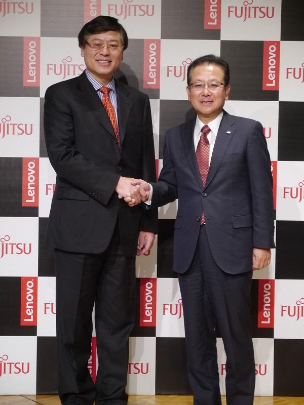 レノボ・グループのヤンチン・ヤン会長兼CEO（左）と富士通の田中達也社長（右）