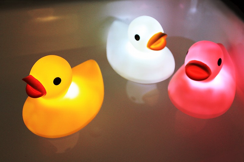 3 duck bath lights in red, white and yellow