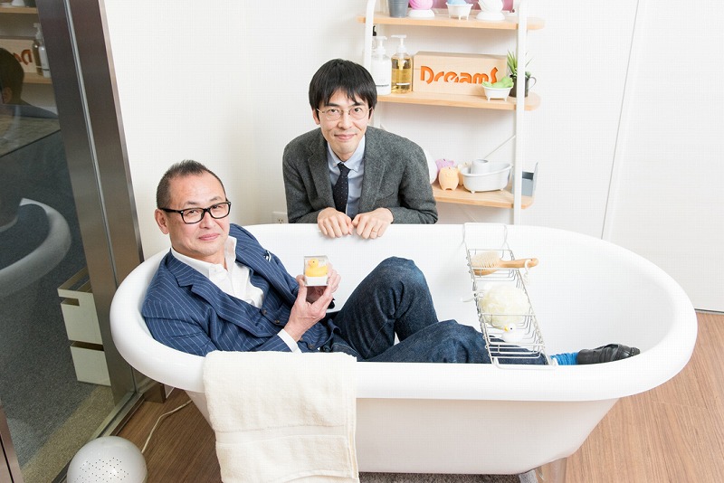 Dreams CEO Toru Soeya inside a bathtub. Behind the bathtub is the interviewer Mr. Takahashi