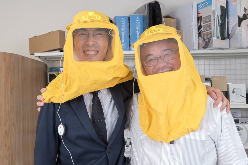 サンコー　山光博康（やまみつひろやす）社長（右）。1965年広島県生まれ。大学卒業後、秋葉原のPC周辺機器の輸入販売会社に入社。 2003年にサンコーを設立し、社長に就任。  「面白くて、役立つ」をコンセプトとした商品に特化した通販サイト「レアモノショップ」を展開。オリジナル企画商品も多数手がける