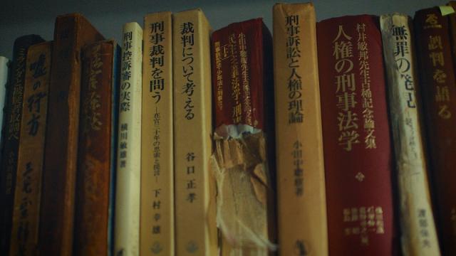 本棚は語る リアル 99 9 今村核弁護士の雑食主義 日経クロストレンド