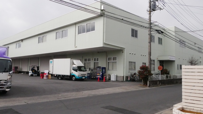 埼玉県春日部市にある埼玉サービスセンター。マウスコンピューターの製品は、ほぼすべてここで修理される