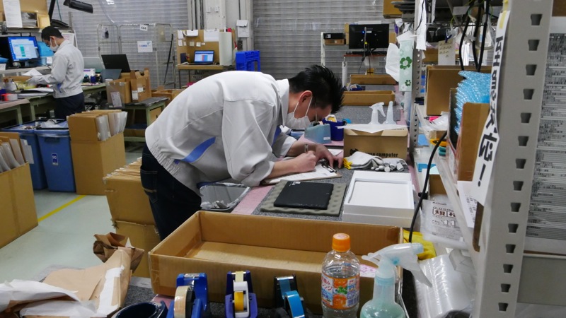 クオリティコントロールをパスした製品は、必要に応じてクリーニングが施され、梱包されたあと出荷される