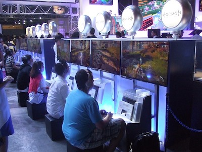 大作ゲームの試遊台がずらりと並ぶ。ビジネスデイにもかかわらず、最大で120分待ちとなっていた