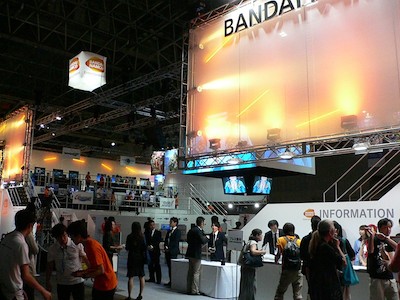 後方に見えるのが試遊台コーナー。プレーする際は、ブースの奥側にある入り口に並び、順番が回ってきたら階段を登る