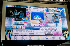 出演者が2チームに分かれて対戦。3人の「ノット原」チームは「BEYOND THE STARLIGHT」を選択