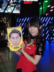 KONAMIブースの来場者には、この香川真司選手バージョンをはじめとする6種の「お面型うちわ」や、「グローブ型うちわ」などが配布されている