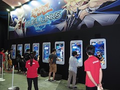 スマートフォン型のディスプレイが目を引く『遊戯王 デュエルリンクス』の試遊台。事前登録者だけで65万人という数字を達成しているゲームを一足早く体験するチャンスだ