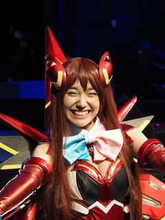来場者に素敵な笑顔を振りまいていた林花音さん。スリーダイヤモンドを象った巨大なウイングを背負っているのだが、林さん曰く「驚くほど軽い」のだそうだ
