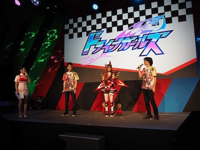 17日10時30分からKONAMIブースのメインステージで行われた、新タイトル発表イベント。左からMCの舞川れみさん、キャラクターデザインのUGUME氏、ランシエ姿の林花音さん、そして、シニアディレクターの石渡大助氏