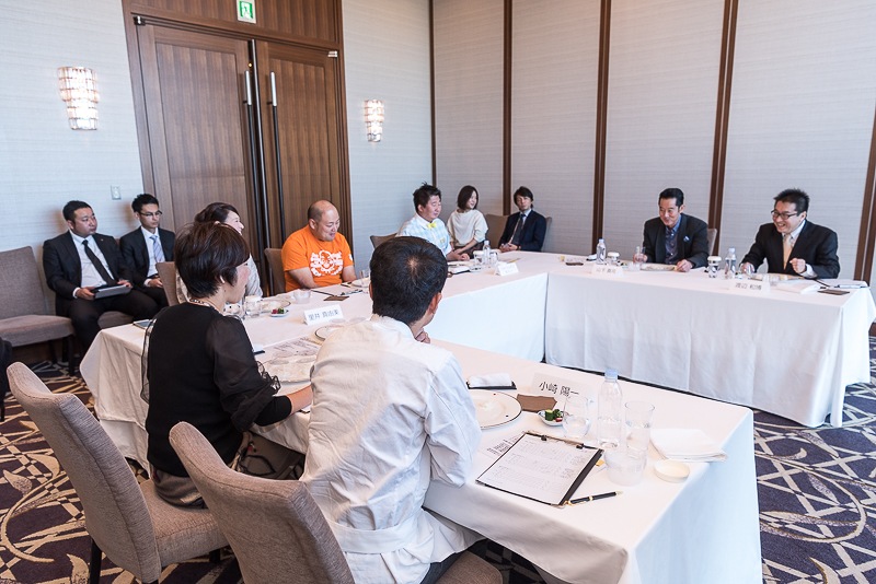 審査会といっても堅苦しい雰囲気はなく試食の合間は和やかな進行