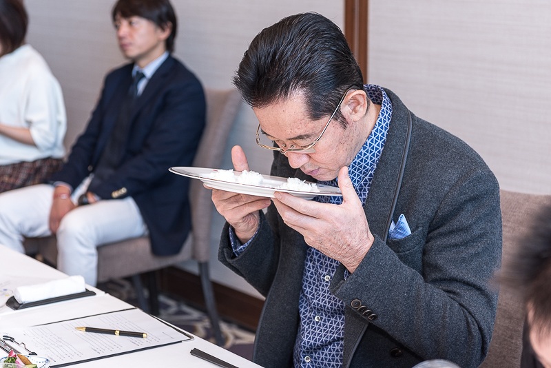 風味を確認する山下氏