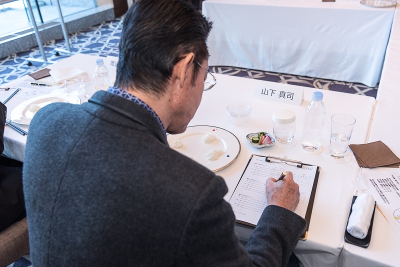 審査は専用の用紙に記入。「硬さ」と「粘り」についての評価をグラフに書き込み、味などの評は自由記入となっている