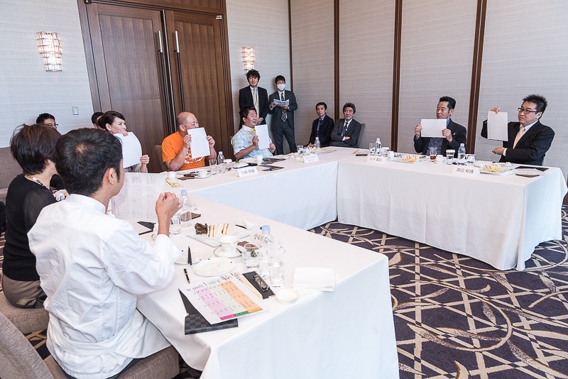 最終決選は審査委員が選んだ品種を紙に書いて同時に開票。「きぬむすめ」が5票、「ゆめぴりか」が2票となり、「きぬむすめ」が大賞米として選ばれた