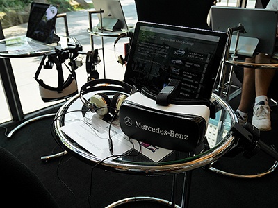 Mercedes-Benz Lifestyle Loungeは、代官山蔦屋書店の自動車関連書籍売り場の一角に設けられていた。VRゴーグルは「GearVR」を使用している。VR体験だけでなく、タブレットを使った電子カタログの閲覧などもできる