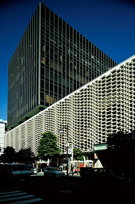 ニュー新橋ビル（1971年竣工）は低層部のプレキャストコンクリート製外壁面の凹凸が特徴的。フィボナッチ数列という数字的規則によって配列されているという