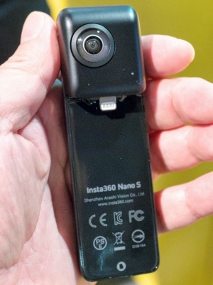 iPhoneに取り付ける全天球カメラ「Insta360 Nano S」。従来モデルよりも画質が向上した