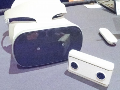 レノボのVRゴーグル（左）とのセットでの利用が想定されている2眼カメラ「Lenovo Mirage Camera」（右）