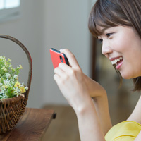 若い女性が夢中、Facebookの「ストーリー」って何？