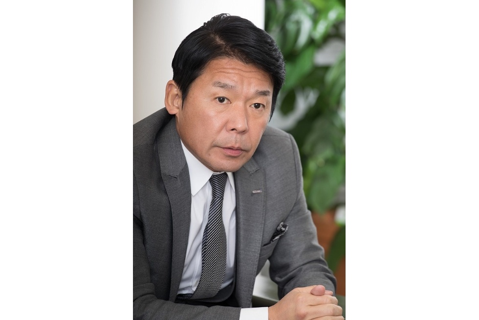 ●辻本春弘(つじもとはるひろ): カプコン 代表取締役社長 最高執行責任者(COO)1964年、大阪府生まれ。大学在学中よりアルバイトとしてカプコンで働き始め、機器の修理などの現場業務の経験を積む。1987年、大学卒業と同時にカプコンに入社。当時の新規事業だったアミューズメント施設運営事業の立ち上げに参加し、業界ナンバーワンの高収益ビジネスモデルの確立に貢献。1997年には取締役に就任し、以後は家庭用ゲームソフト事業の強化に注力。常務取締役(1999年~)、専務取締役(2001年~)を経て、2004年からは全社的構造改革の執行責任者として、コンシューマ用ゲームソフト事業の組織改革(開発・営業・マーケティングを一体化した組織への改革)、海外事業の拡大などに携わる。2006年に副社長執行役員となり事業全体を統括。2007年7月には創業者である父・辻本憲三(現、代表取締役会長最高経営責任者(CEO))から社長職を引き継ぎ、代表取締役社長 最高執行責任者(COO)に就任し、現在に至る