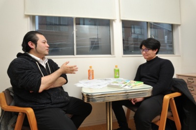 左がTSUTAYAの“仕掛け番長”栗俣力也氏、右が漫画家の吉谷光平氏