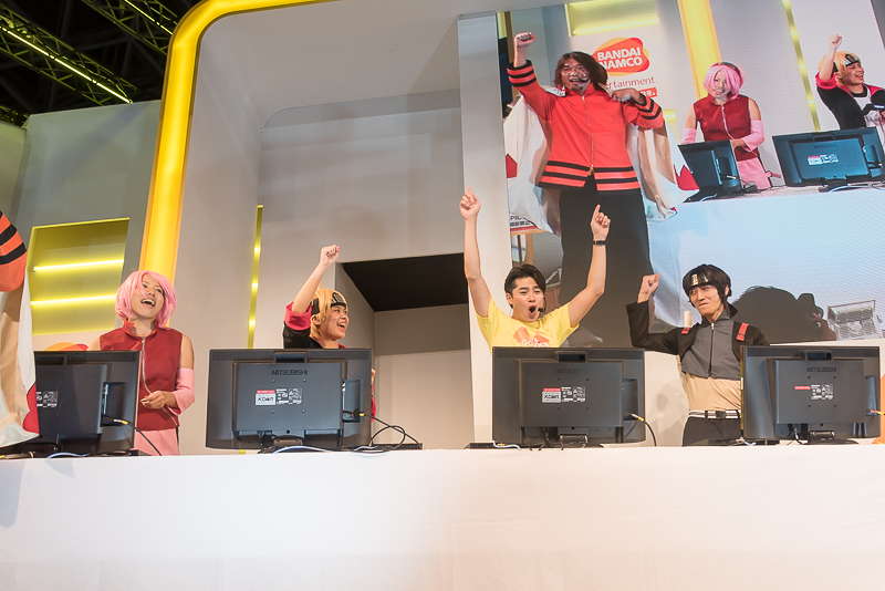 「シノストチーム」はほかのスタッフもコスプレ。勝って大喜び