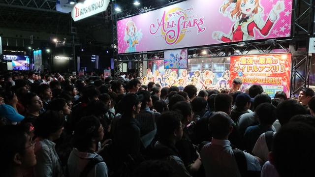 ラブライブ のロゴステッカー配布が大人気 Tgs17 日経クロストレンド ラブライブ のロゴステッカー配布が大人気 Tgs17 日経クロストレンド