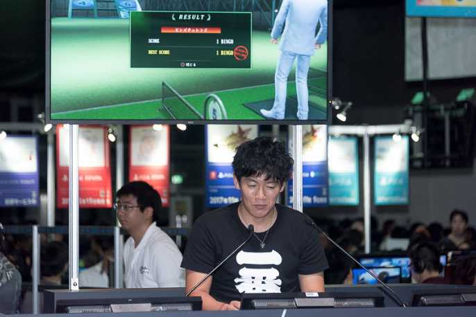 龍が如く極2 をプレーする中谷一博氏 日経クロストレンド 龍が如く極2 をプレーする中谷一博氏 日経クロストレンド