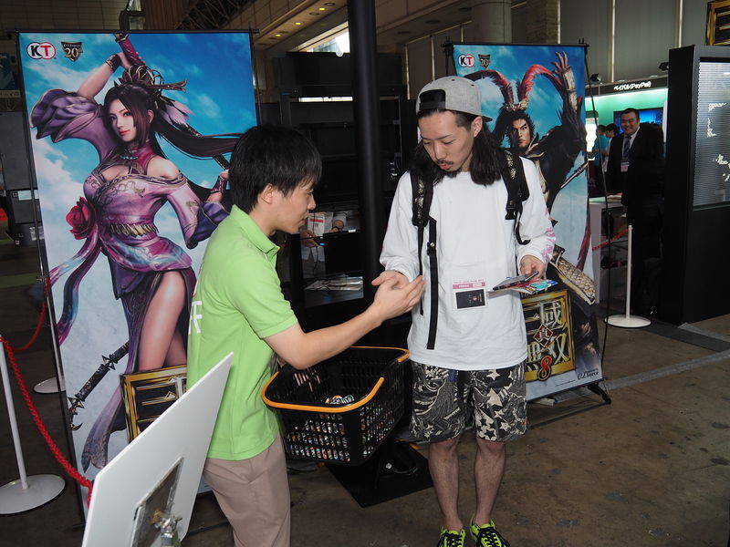 試遊台で遊んだ来場者には、『真・三國無双8』と『ファイアーエムブレム無双』の缶バッヂがもらえる