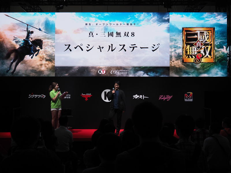 ブース正面のメインステージで『真・三國無双8』をアピールするプロデューサーの鈴木亮浩氏。一般公開日を中心に、さまざまなステージイベントが予定されている。詳細なタイムスケジュールは「コーエーテクモゲームス 東京ゲームショウ2017 特設サイト」で確認できる