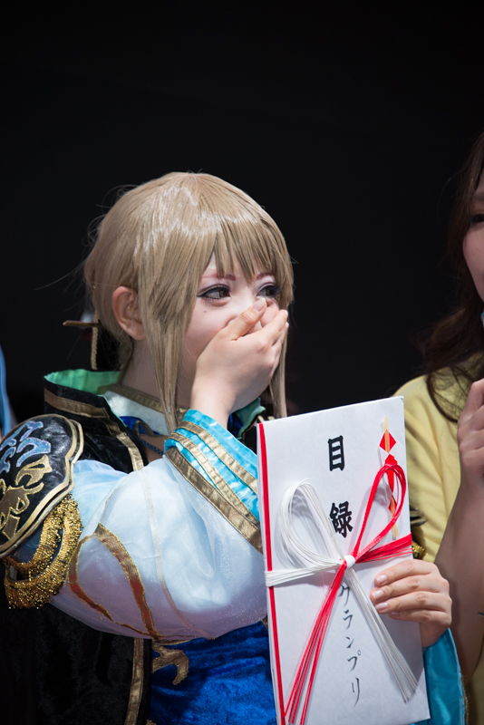 そしてグランプリを獲得したのは、『真・三國無双』シリーズの王元姫になりきった、ゆらさん。「お好きな据え置き型ゲーム機１台」の目録を手にしたゆらさんは、「趙雲が好きすぎて婚期を逃しかけている」のだとか……