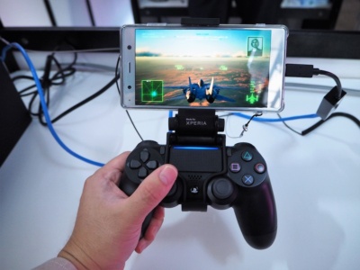 最新機種のXperia XZ2を用いた、PlayStation 4のリモートプレイを体感できる。専用のマウントを用いて携帯ゲーム機感覚でゲームを楽しめる