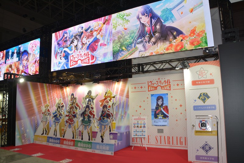 『少女☆歌劇 レヴュースタァライト -Re LIVE-』の展示は、キャラクターのパネルと、「Live2D」によるキャラクター紹介のモニターを設置している
