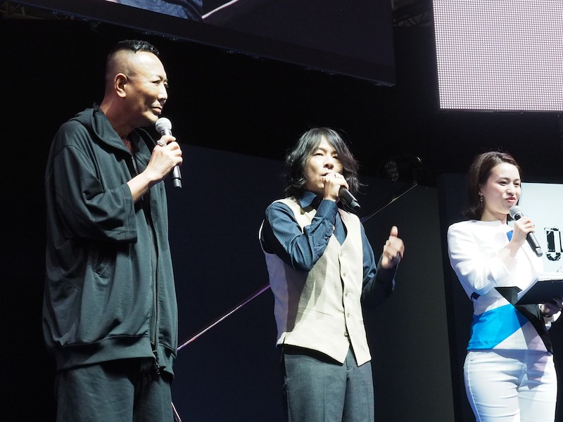 ステージに登壇したのはこの3人。左から名越稔洋総合監督、KICK THE CAN CREWのMCU氏、そして司会を務めた“ミス日本酒”の岡崎奈々氏